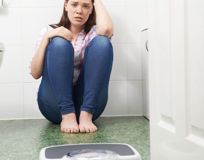 psicologa para la anorexia nerviosa en valencia - báscula en el baño
